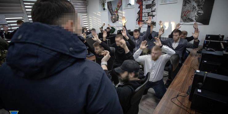 СБУ затримала групу шахраїв, які обікрали рахунки маріупольців на 100 млн гривень