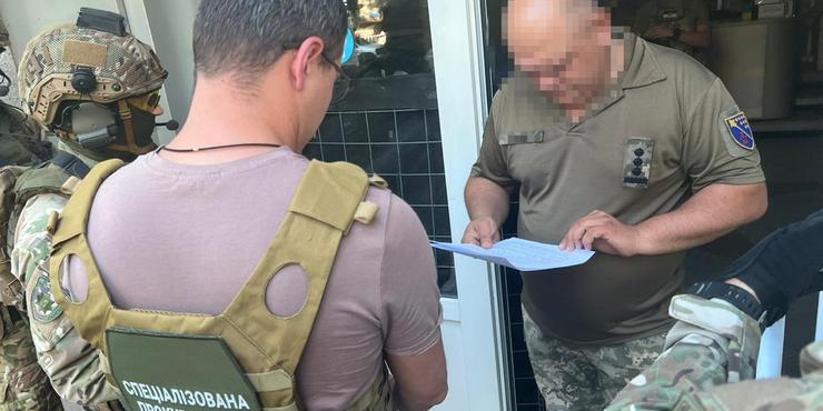 За час воєнного стану воєнком Дніпропетровщини придбав майна на $350 тис. доларів: тривають обшуки