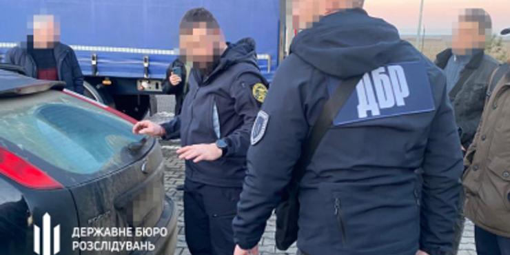 ДБР викрило схему поборів на Одеській митниці: гроші ховали навіть в туалеті
