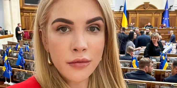 Рудик показала, як її батьки щонеділі мітингують у Нью-Йорку з прапором України