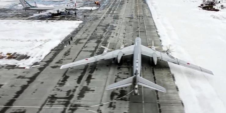 Росія скупчує літаки на кордоні з Україною, готуючись до повітряного наступу, — FT
