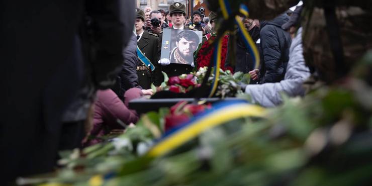 В Києві сотні людей прийшли проститися з Героєм України "Да Вінчі": як це було