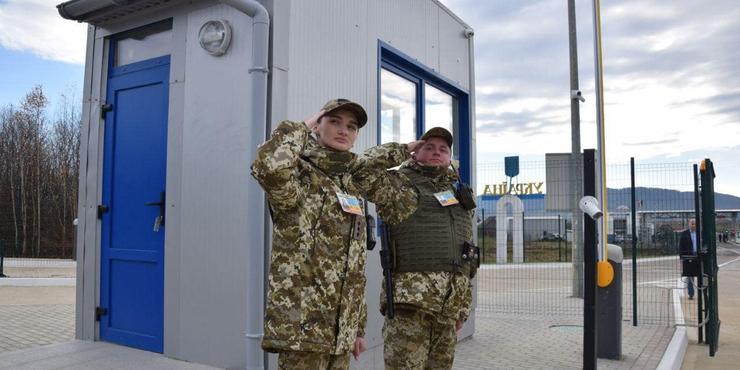 З України почали не випускати держслужбовців: на кордоні вже завернули двох чоловіків