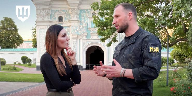 Тимчасовий виконувач обов'язків міністра оборони України Євгеній Хмара і американська блогерка Лорі Лумер Тимчасовий виконувач обов'язків міністра оборони України Євгеній Хмара і американська блогерка Лорі Лумер