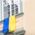 У Чехії на фасаді парламенту місцева опозиція вивісила українські стяги