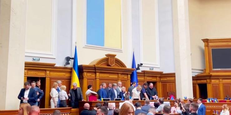 У Раді заблокували трибуну, вимагаючи винести питання по фортифікаціях та забороні УПЦ МП