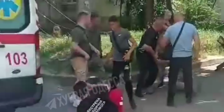 В Одесі ТЦК хотіли мобілізувати медиків "швидкої", що приїхали на виклик: результатом стала масова бійка