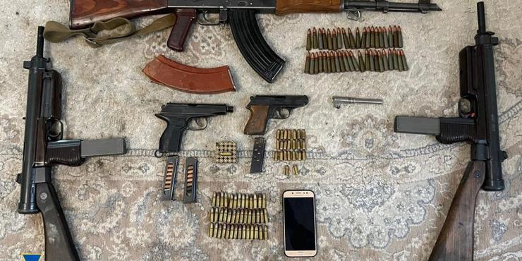 В Україні викрили угрупування, яке намагалося продати одну із найбільших партій “трофейної” зброї
