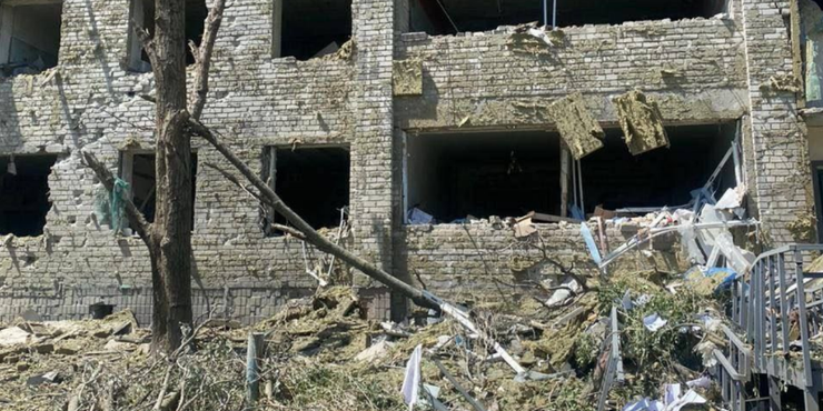 Росіяни вдарили по Гуляйполю: зруйнували лікарню, вбили людей