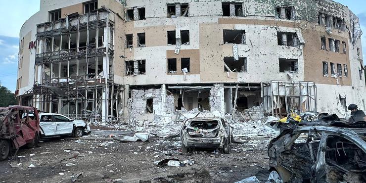 Окупанти знову атакували Запоріжжя: били по людній території, є руйнування і постраждалі