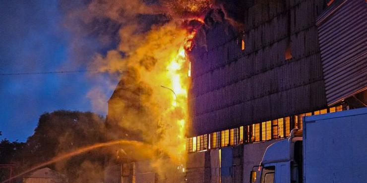 У Львові під завалами обстріляного РФ складу знайшли тіло чоловіка