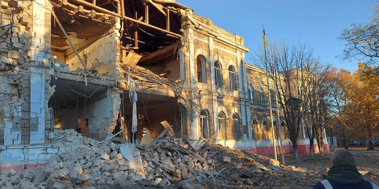 Росіяни обстріляли Миколаїв ракетами С-300: загинула жінка, є руйнування