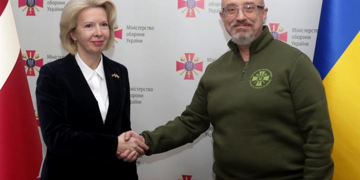 Міністр оборони Латвії під час візиту до Києва сказала, коли Україна отримає зенітні ракети "Стінгер"