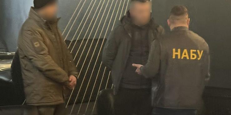 НАБУ і САП оголосили підозру працівнику СБУ, якого у Києві спіймали на хабарі в $68 тис.