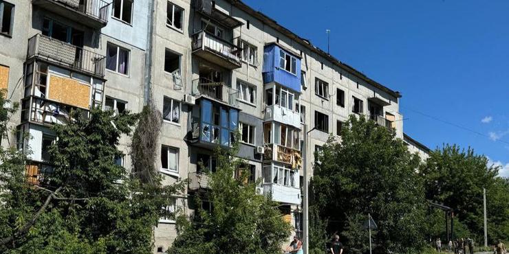 Росіяни скинули на багатоповерхівки Селидового керовану авіабомбу: є загиблі та поранені