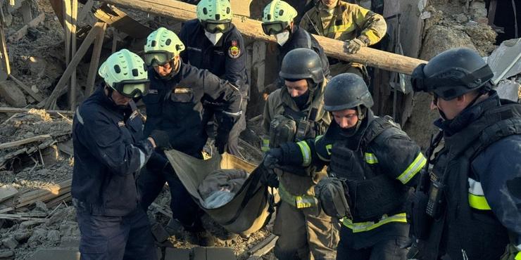 Росія атакувала Запоріжжя авіабомбами: кількість загиблих зростає, під завалами шукають людей
