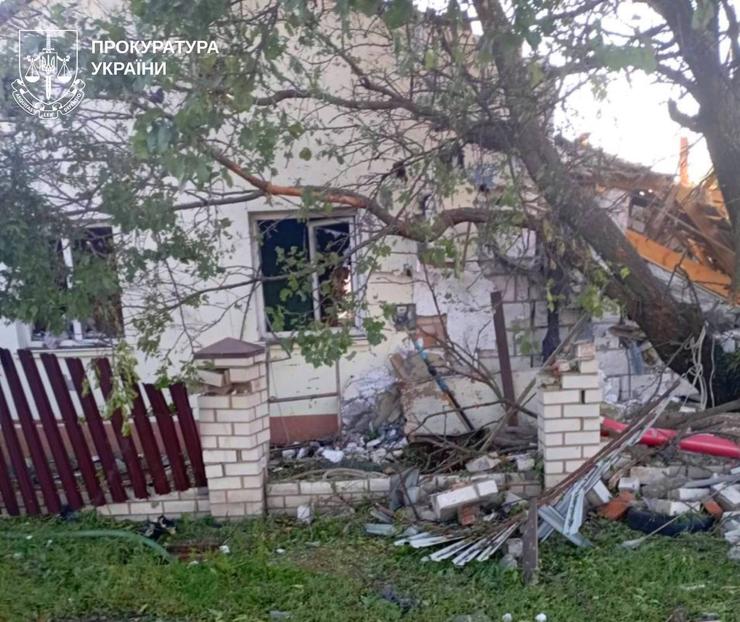 Армія Росії з артилерії вбила пʼятьох людей на Харківщині Армія Росії з артилерії вбила пʼятьох людей на Харківщині