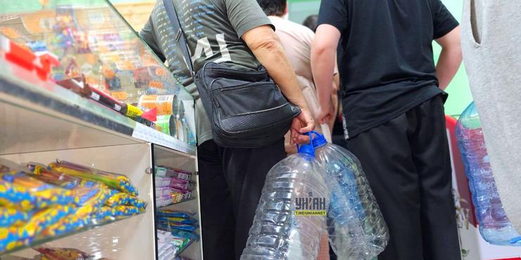 На Київщині люди стоять у черзі за питною водою після удару по Трипільській ТЕС
