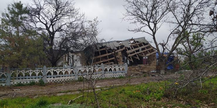 На Херсонщині російський снаряд зруйнував будинок: дві жінки загинули, немовля  —  у лікарні