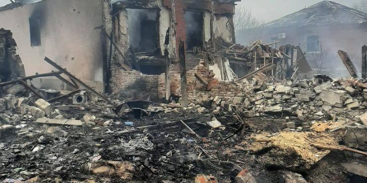 Армія РФ завдала авіаудару по Харківщині: сталася масштабна пожежа, знайдені тіла людей
