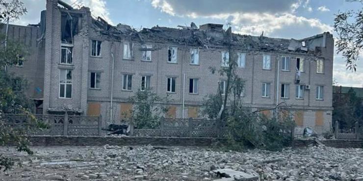 У Бериславі окупанти розбомбили лікарню та станцію швидкої допомоги: поранено медиків, згоріли машини