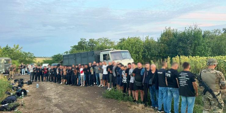 На Одещині пів сотні чоловіків намагалися потрапити у Молдову в кузові “КАМАЗу”