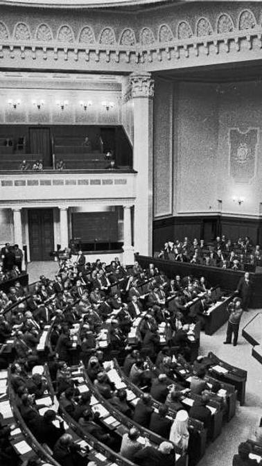 Довічні виплати нардепам-засновникам України: звідки в бюджеті воюючої країни на це гроші
