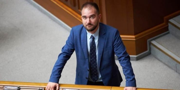 Десятки нардепів "СН" написали заяви на складання мандатів через втому та низькі зарплати, — депутат Юрченко