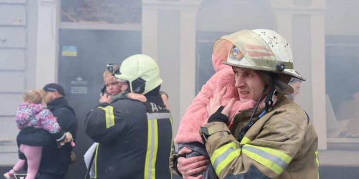 Єврокомісія відреагувала на обстріл дитсадка у Харкові: "Путін обрав мішенями дітей"
