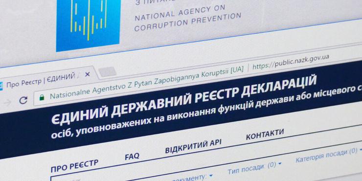 Елітні авто і мільйони готівки: що є у деклараціях нардепів і чиновників у 2022 році