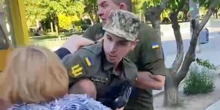 У Дніпрі чоловіка силою запхали в бус: що каже ТЦК