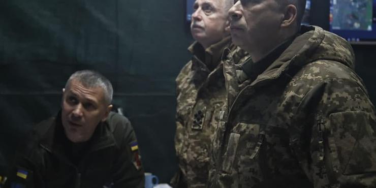 Сирський у Бахмуті вперше вручив нову відзнаку сухопутних військ