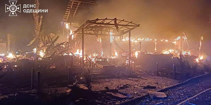 У ніч на Різдво росіяни знову били по портам Одещині: одна людина загинула, в Одесі - аварійні відключення