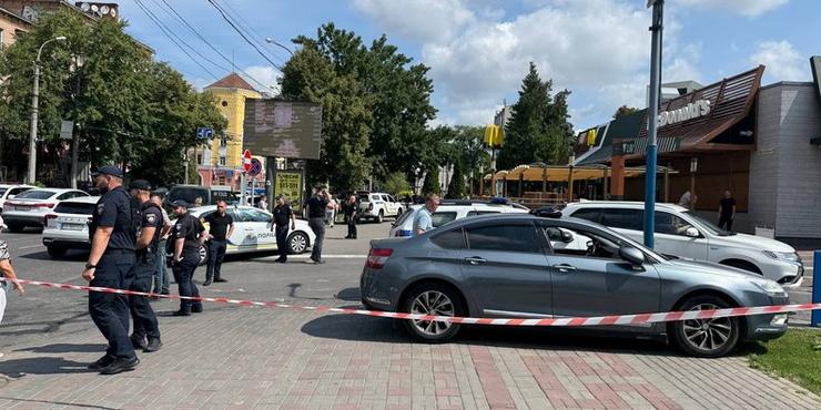 У Черкасах невідомий відкрив стрілянину у МакДональдзі та захопив заручників: що відомо
