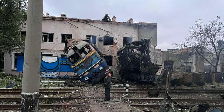 Росіяни знову атакували українську залізницю: в Одесі розтрощили депо, поїзди йдуть із затримками