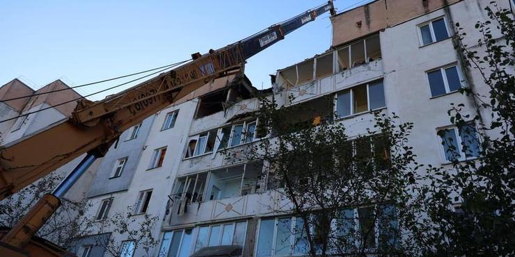 На Київщині уламки дронів проломили покрівлю багатоповерхівки і пошкодили кілька квартир