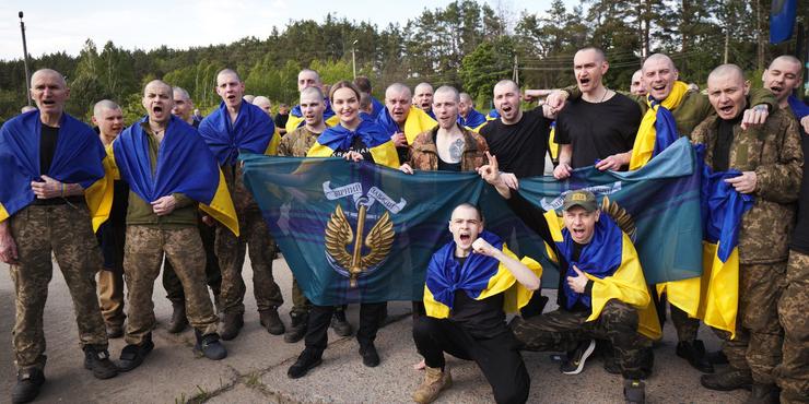 В Україну повернули 390 людей в рамках масштабного обміну полоненими “1000 на 1000”