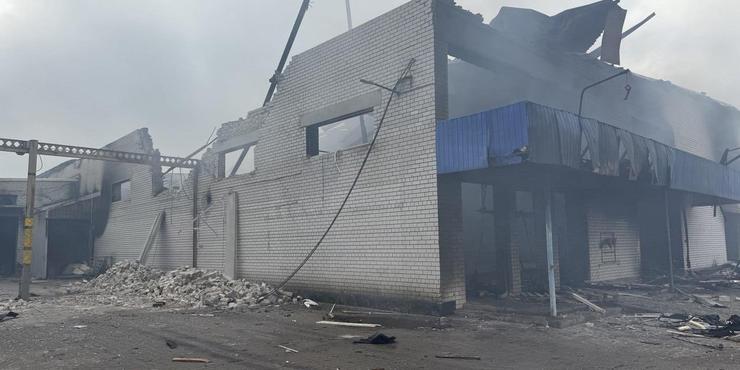 Зруйнований склад снеків Зруйнований склад снеків