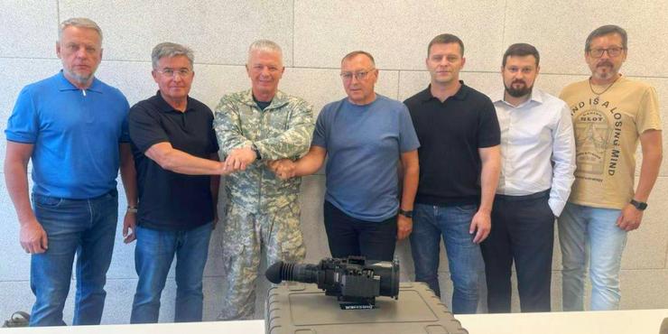 Вінницькі волонтери передали унікальний прицільний комплекс легендарному снайперу СБУ