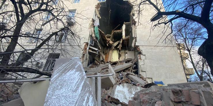 Росіяни знову атакували Херсон: пошкоджено будівлю ОВА