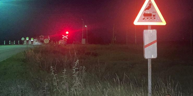 На Чернігівщині поїзд на переїзді розчавив легковик: трирічна дитина померла у лікарні