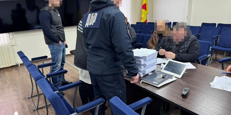 На Кіровоградщині депутата міськради викрили на оборудці із закупівлею неякісного одягу для військових