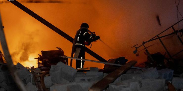 Росія завдала ударів по енергосистемі України у двох областях, на Чернігівщині горить нафтобаза