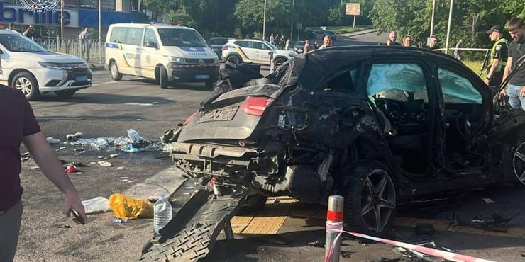 У Києві легковик на великій швидкості вʼїхав у пішоходів, четверо загинули