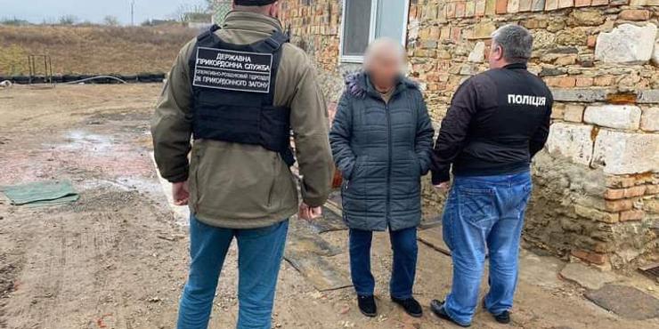 В Одесі жінка організувала “шлюбну схему” для переправи чоловіків за кордон