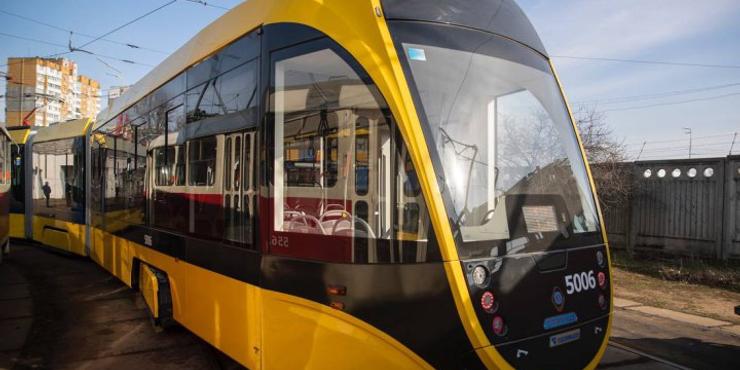 Робота електротранспорту в Києві обмежена на обох берегах: що відомо