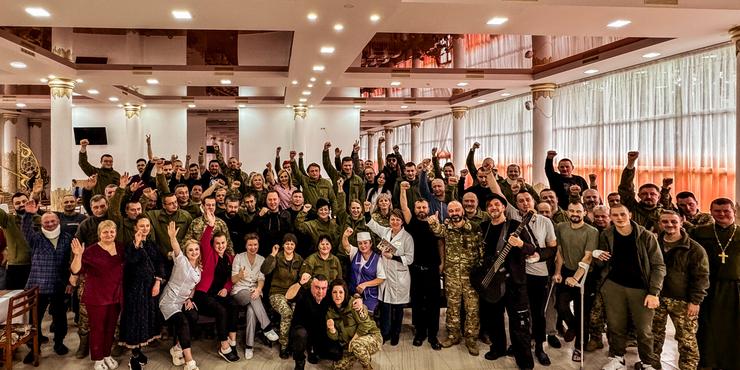 Гурт KOZAK SYSTEM за підтримки благодійників проводять тур підтримки по шпиталях: Ми цінуємо військових не лише на передовій