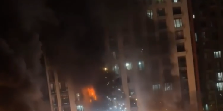 У Дарницькому районі Києва дрон влучив у 25-поверхівку, є загибла та постраждалі Влучання дрона