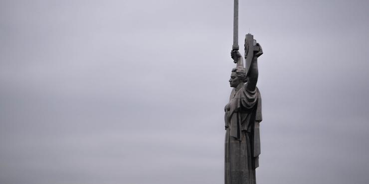 Повітряна тривога у Києві: працює ППО, чути автоматні черги