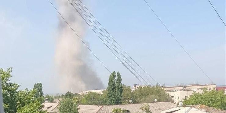 В окупованому Луганську пролунали нові вибухи: у небі стовп чорного диму